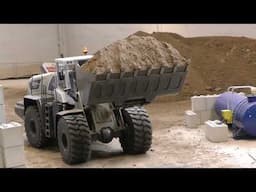 Liebherr 586 working at the sieving plant