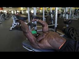 FLAT DUMBBELL SKULL CRUSHERS