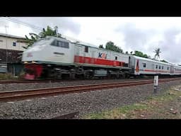 Kereta api lokomotif di perlintasan batang jawa tengah