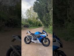 Suzuki GSX-R750 new tyre day #suzuki #gsxr750 #pirellimoto