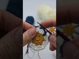 STUNNING Retro Daisy Granny Square | Beginner-Friendly Crochet Tutorial