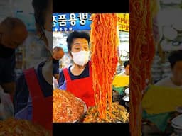 비빔국수 끝판왕! 한번 맛보면 단골되는? 맛에 놀라고 양에 놀라는 전설의 비빔국수 할머니 Korean spicy noodle / Korean street food #shorts