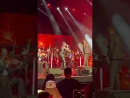 Yandel durante su concierto “Sinfónico” en el YouTube Theater, cantando Yandel 150 #yandel