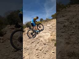 Subir escalón de piedra en pendiente ascendente en ciclismo de montaña #subir #intentos #escalón