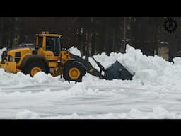 Volvo L120H Clearing snow from a field  with a Flipperbucket (multiskopa)   spring 2025