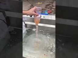 Em ra để bài khét đấy!! Máy rửa bát siêu âm nhà anh thử xem sao