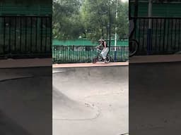 ¡Todo iba bien… hasta que el suelo dijo “hola”! 🚴‍♀️💥😂