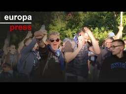 Cientos de aficionados de Barcelona e Inter se dirigen a Montjuïc para animar a su equipo