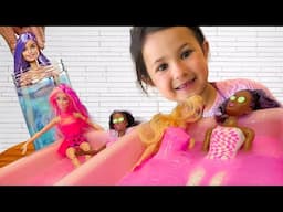 Barbie COLOR REVEAL Castle!! Queen Oak Finds BARBiES in Her KiNGDOM and goes on ADVENTURE