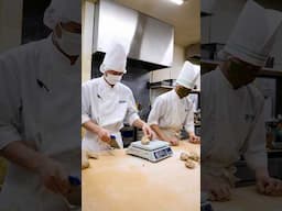 これぞプロの技！パン生地の高速分割、パパベル丸亀店のスピードスター⭐️パン職人のパン作り🍞#shorts  #asmrsounds #japanesefood #shortsfeed #bread