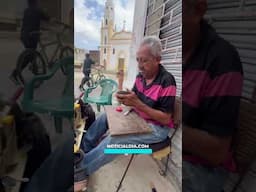 Me niego a colgar los “cordones” después de 49 años reparando calzados: "Loly”, el zapatero