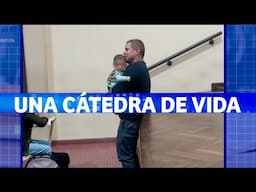 CONMOVEDOR: Un profesor le hizo upa al bebé de una alumna mientras ella rendía
