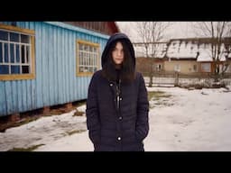 The lonely life of a girl and her disabled father in an abandoned village.