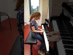 Aline speelt happy birthday