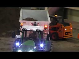 Volvo EC480EL loads Fendt 1050 with hooklifttrailer