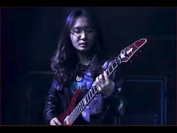 Sensational Girl Guitarist Blows away crowd at Chinese Shopping Mall, Epic! !
