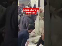 افغانی دکاندار کو پولیس پکڑ کر لے گئی.  مسلمان بھائیوں  نے مال غنیمت سمجھتے ہوئے ساری دکان لوٹ لی۔