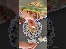 Easy fast way to peel garlic #garlicrecipes #funfacts