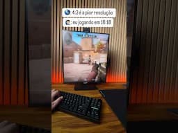 Jogando CS2 em um monitor vertical