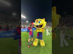 Casadó wants a photo with Cat 📸🐱 #fcbarcelona #cat #shorts