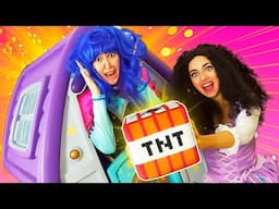 How to play with toy houses? Funny princesses can't share toy house and play with baby dolls.