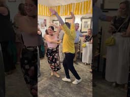 Bailando sevillanas en la feria con amigos