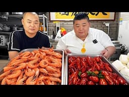 Oh my! An Wei is so generous today? He bought lobsters and prawns.