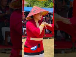 Lemah gemulai gadis dayak