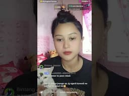 Lasmini Sukeni Dan Kucing Kesayangan Bermata Biru Dan Kuning
