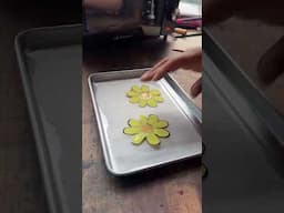 ¿Quién se apunta a crear estos pendientes floreados con @fabricadetexturas? 🌼