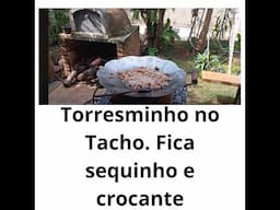 Torresminho de porco sequinho e crocante feito no disco de arado.