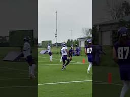 Justin Jefferson catches pass from J.J. McCarthy during practice 👀