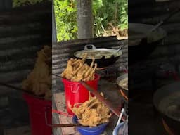 PROSES GORENG AYAM GORENG UTUH MOMON FRIED CHICKEN PONOROGO