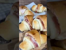 Cornetti di pasta per pizza con prosciutto e formaggio
