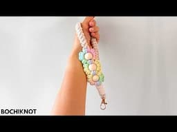Easy Beaded Macrame Daisy Wristlet You’ll Actually Want to Wear