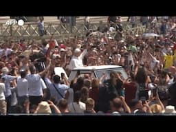 Vaticano, Leone XIV "sfida" il caldo dalla Papamobile scoperta