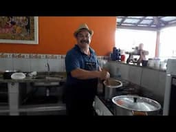GALINHA CAIPIRA A MODA DA ROÇA, COM QUIABO E POLENTA É DE COMER REZANDO.