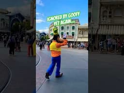 Goofy just walks on by #disneyland #goofy #mainstreet #disneycharacters #disney #peaceout