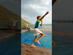 🤔 Mircea e SUPĂRAT la PISCINĂ în MALDIVE 😱 Upset at the POOL #shorts 🌊