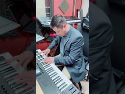 Solo de acordeón en el teclado