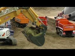 Liebherr 944 with adjustable boom loads trucks