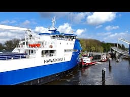 De HAWAIKINUI 2 veilig door de Zeesluizen van Delfzijl.  4K.