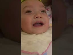 Em bé cười nắc nẻ