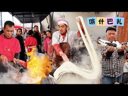 喀什周六大巴扎狂想曲！香喷喷的牛肉烤包子、鹰嘴豆凉粉酸到皱眉、软嫩鲜香又便宜的羊肉汤、薄皮包子配馕吃、家常拌面吃出新疆味儿，斗鸡信鸽交易红火，在热瓦普的旋律中尝遍南疆美味