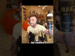Squeezie fouille le sac d'Aminematue