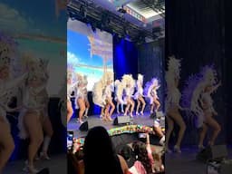 những bộ cánh lông vũ luôn là điểm nổi bật trong mùa lễ hội #shorts