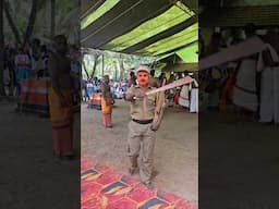 കാവിലെ തിരക്ക് നിയന്ത്രിക്കുന്ന POLICE Theyyam 👮‍♂️ | #explorewithakshay #theyyam