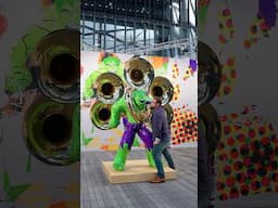 In this video, tubaist Steve Wilkinson plays Jeff Koons's "Hulk (Tubas)" sculpture.