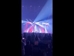 Crazy how much a crowd and stage lights can transform a space 🤯 Anyone recognize the venue? 🎶