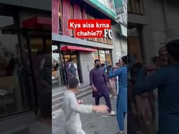 *کراچی‼️ اختر کالونی سگنل کے پاس موجود لوگوں نے KFC اور Dominos پر دھاوا بول دیا #viralvideo #kfc